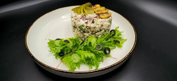 Салат с копченым куриным филе и шампиньонами
