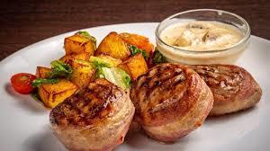 Медальоны из свинины сувид с картофелем стоун и соусом «Демигласс» Медальоны из свинины сувид с картофелем стоун и соусом «Демигласс»