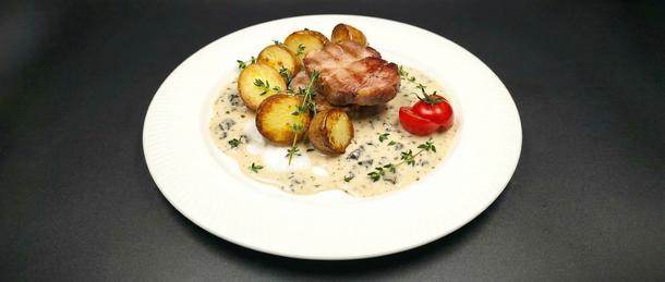 Медальоны из свинины су-вид с картофелем стоун и ягодным соусом