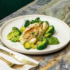 Запеченное филе судака с брокколи и соусом «White Wine» Запеченное филе судака с брокколи и соусом «White Wine»