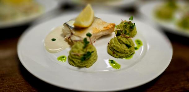 Запеченное филе судака с брокколи и соусом «White Wine» Запеченное филе судака с брокколи и соусом «White Wine»