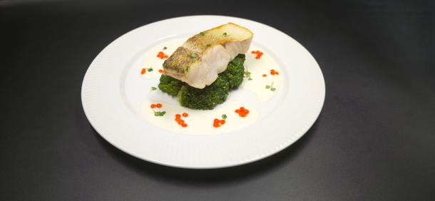 Запеченное филе судака с брокколи и соусом тартар