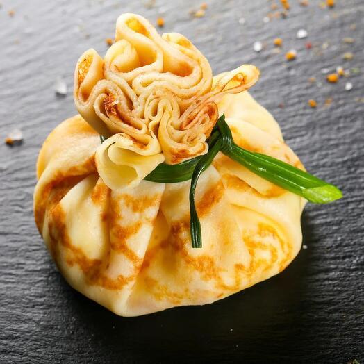 Жульен в блинном мешочке с куриным филе и шампиньонами в сливочном соусе Жульен в блинном мешочке с куриным филе и шампиньонами в сливочном соусе