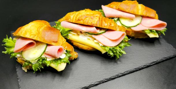 Круассан с сыром и ветчиной 100 гр