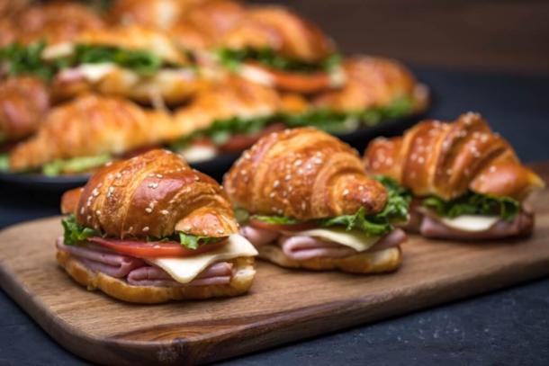 Круассан с сыром и ветчиной 100 гр Круассан с сыром и ветчиной 100 гр