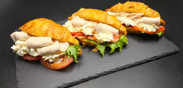 Круассан с куриным филе и томатами Круассан с куриным филе и томатами