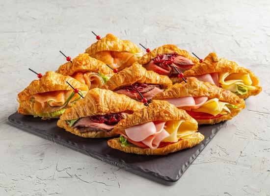 Круассан с форелью и свежим огурцом Круассан с форелью и свежим огурцом