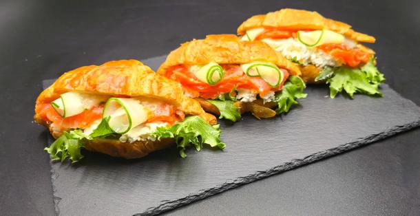 Круассан с форелью и свежим огурцом