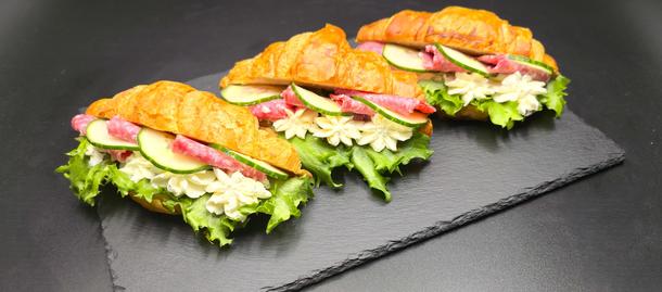 Круассан с салями и овощами