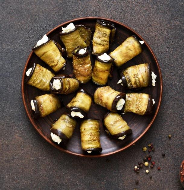 Рулетик из баклажана с сыром и грецкими орехами Рулетик из баклажана с сыром и грецкими орехами