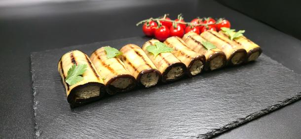 Рулетик из баклажана с сыром и грецкими орехами Рулетик из баклажана с сыром и грецкими орехами