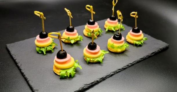 Канапе с ветчиной, сыром и маслиной