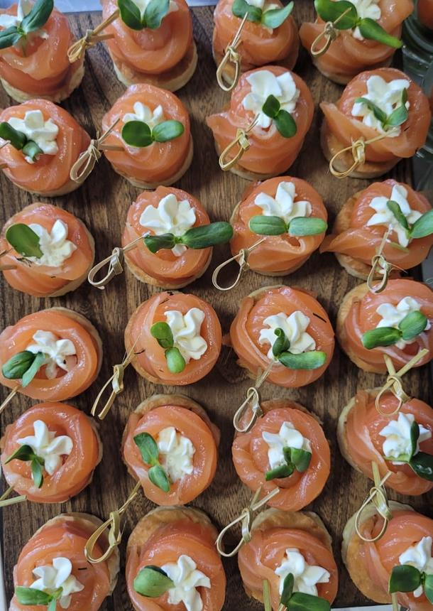 Розочка из лосося с творожным сыром на картофельном дранике