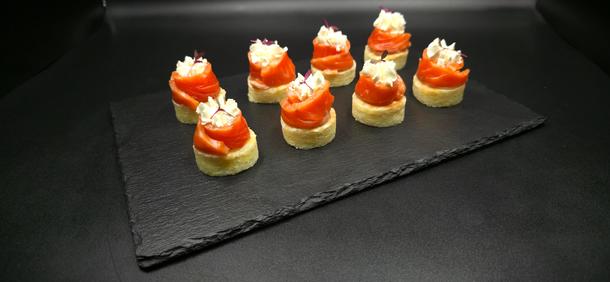 Розочка из лосося с творожным сыром на картофельном дранике