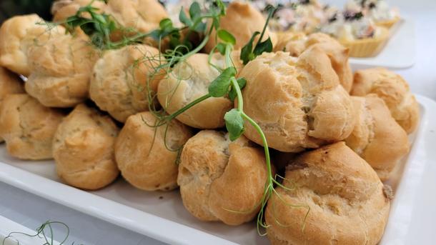 Профитроли с муссом из куриной печени Профитроли с муссом из куриной печени