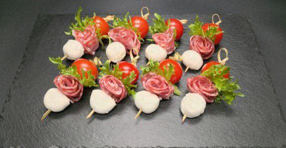 Канапе сальчичон с черри и моцареллой