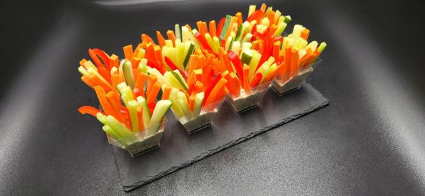 Овощные палочки с соусом