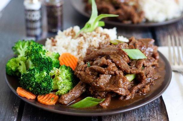 Томленые говяжьи щечки с овощами Томленые говяжьи щечки с овощами