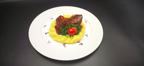 Томленые говяжьи щечки с гарниром