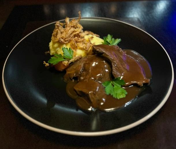 Томленые говяжьи щечки с овощами Томленые говяжьи щечки с овощами