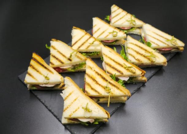 Мини сэндвич с сыром и ветчиной Мини сэндвич с сыром и ветчиной