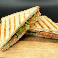 Сэндвич с красной рыбой и свежими овощами Сэндвич с красной рыбой и свежими овощами