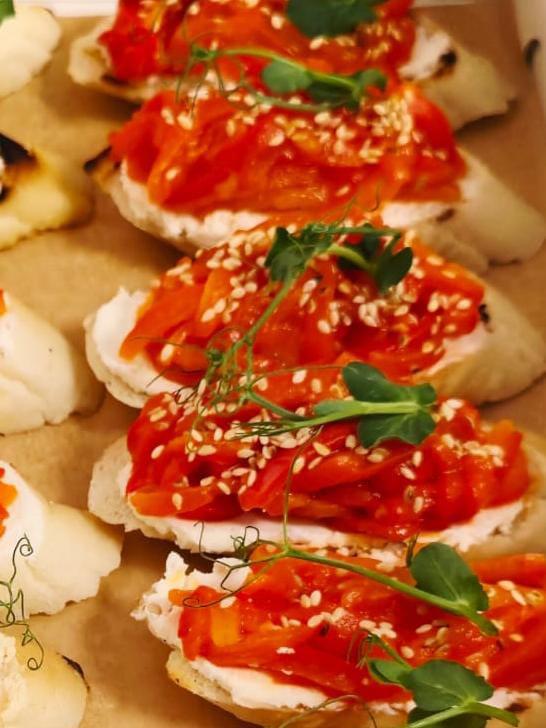 Брускетта с печёным перцем и творожным сыром Брускетта с печёным перцем и творожным сыром