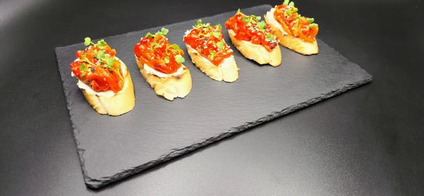 Брускетта с печёным перцем и творожным сыром Брускетта с печёным перцем и творожным сыром