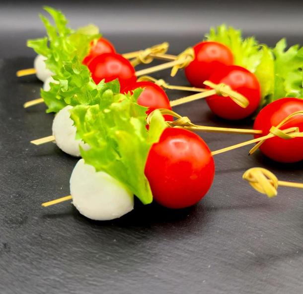Канапе черри с моцареллой Канапе черри с моцареллой