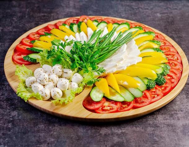 Овощное плато с сыром и зеленью Овощное плато с сыром и зеленью