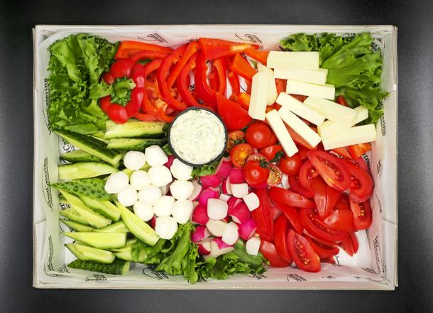 Овощное плато с сыром и зеленью Овощное плато с сыром и зеленью