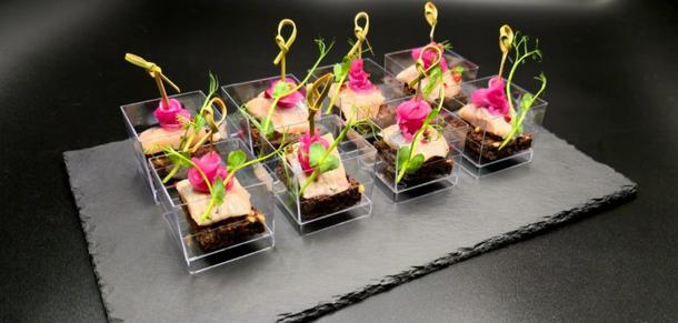 Тапас с сельдью и маринованным луком