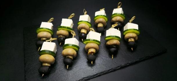Канапе с маринованным шампиньоном, сыром, огурцом и маслиной