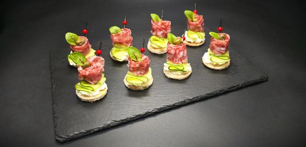 Канапе с сыровяленой колбасой и каперсами Канапе с сыровяленой колбасой и каперсами