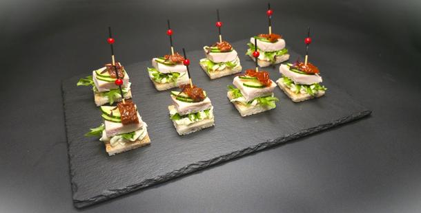 Канапе с куриной грудкой су-вид и вяленым томатом Канапе с куриной грудкой су-вид и вяленым томатом