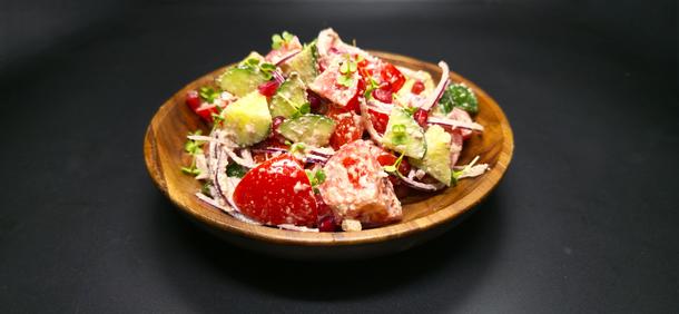 Салат из томатов, огурцов, кинзы и красного лука с ореховой заправкой