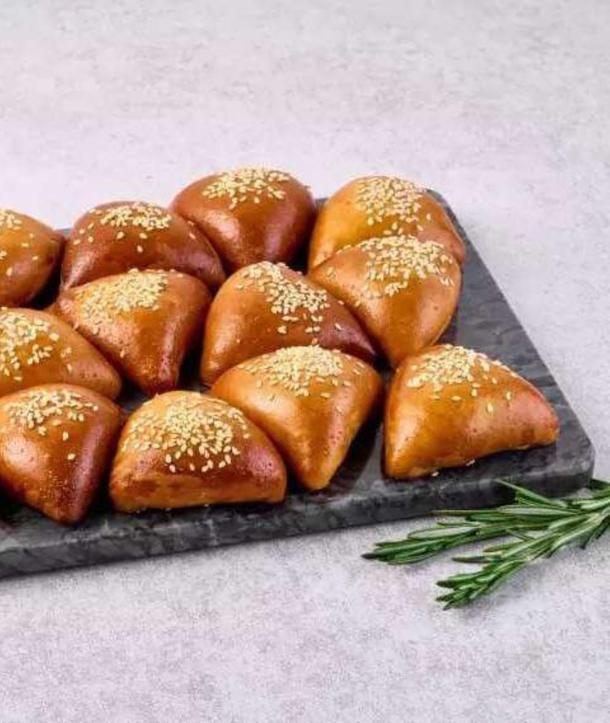 Мини пирожок с изюмом