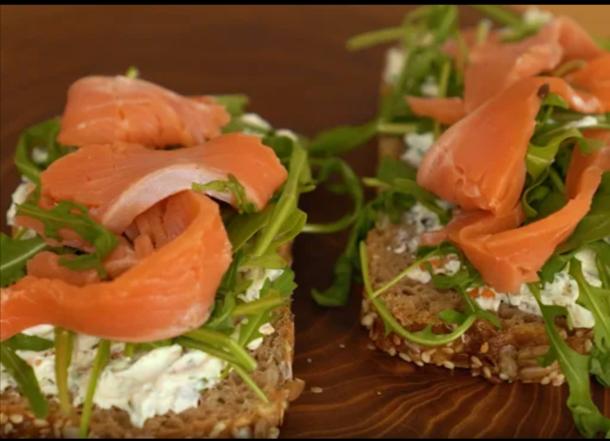 Брускетта с лососем Брускетта с лососем