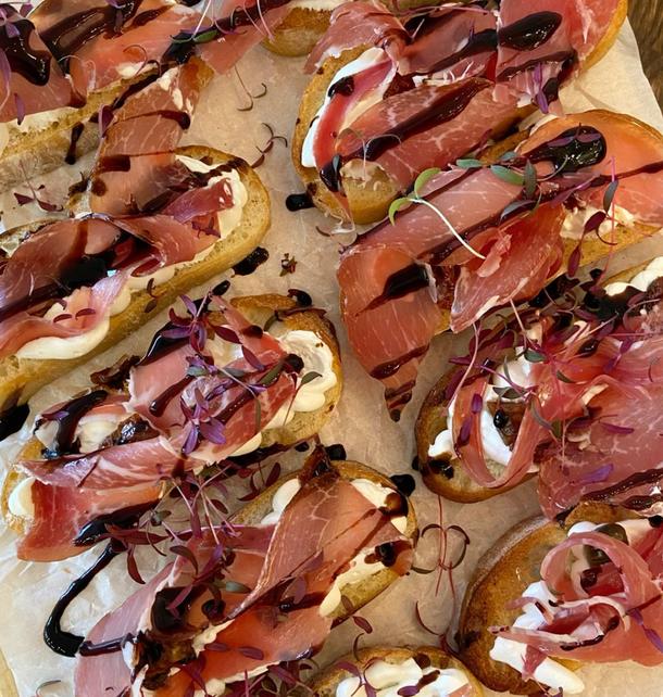 Брускетта с карпаччо из индейки Брускетта с карпаччо из индейки