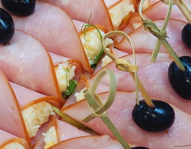 Мини-рулеты из ветчины с творожным сыром Мини-рулеты из ветчины с творожным сыром