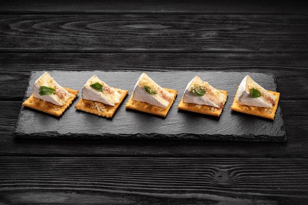 Канапе камамбер с кедровым орехом Канапе камамбер с кедровым орехом