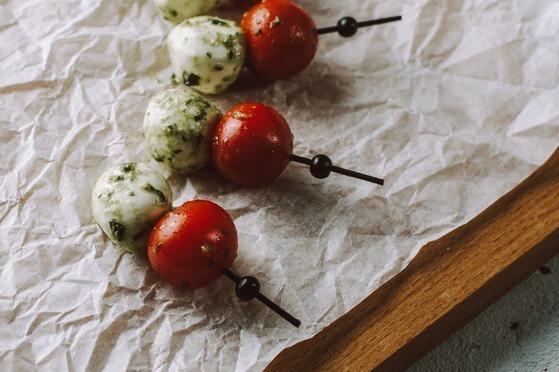 Канапе моцарелла, черри и песто Канапе моцарелла, черри и песто