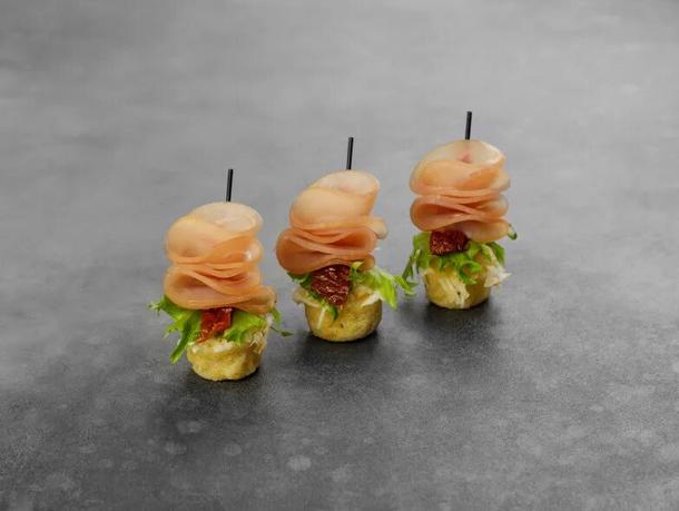 Канапе мортаделла с вялеными томатами