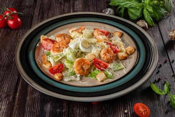 Ромейн с креветками и соусом Цезарь