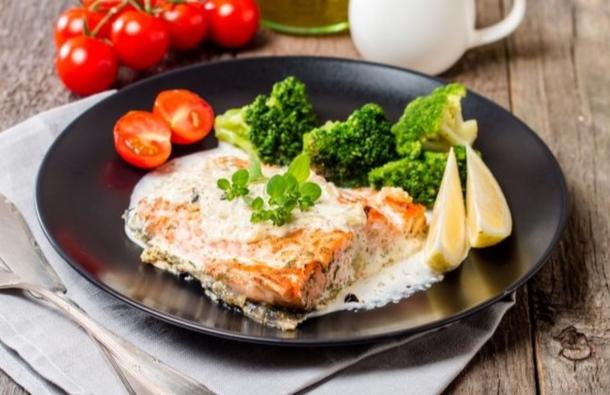 Лосось запеченный с овощами на пару и сливочным соусом