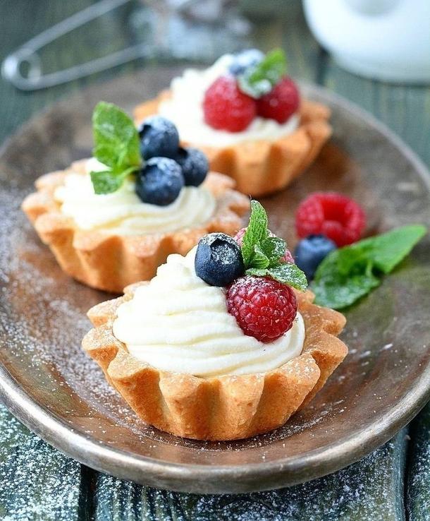 Тарталетка с ягодами и крем-чизом Тарталетка с ягодами и крем-чизом