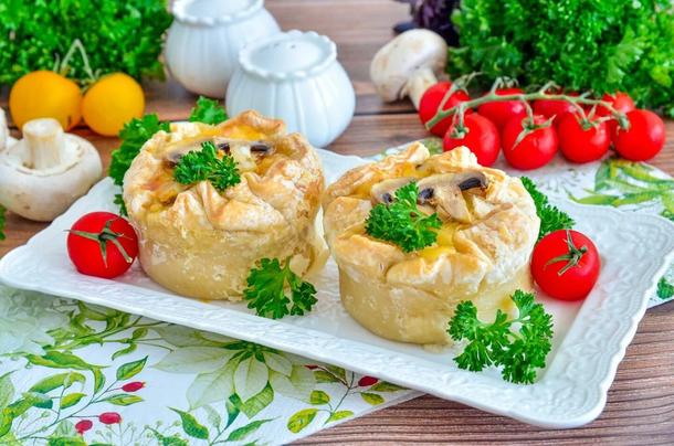 Жульен с курицей и грибами в колодце из слоеного теста Жульен с курицей и грибами в колодце из слоеного теста