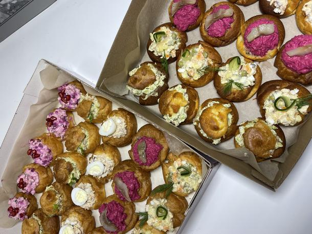 Сытные профитроли с новогодними салатами