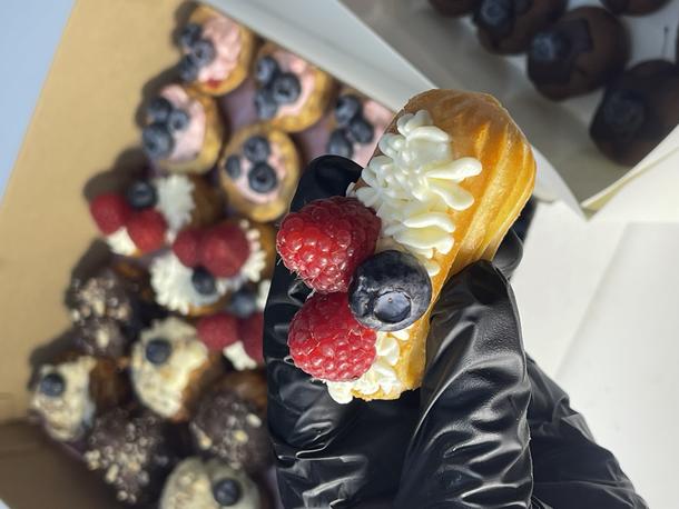 Мини эклер с сезонными ягодами Мини эклер с сезонными ягодами