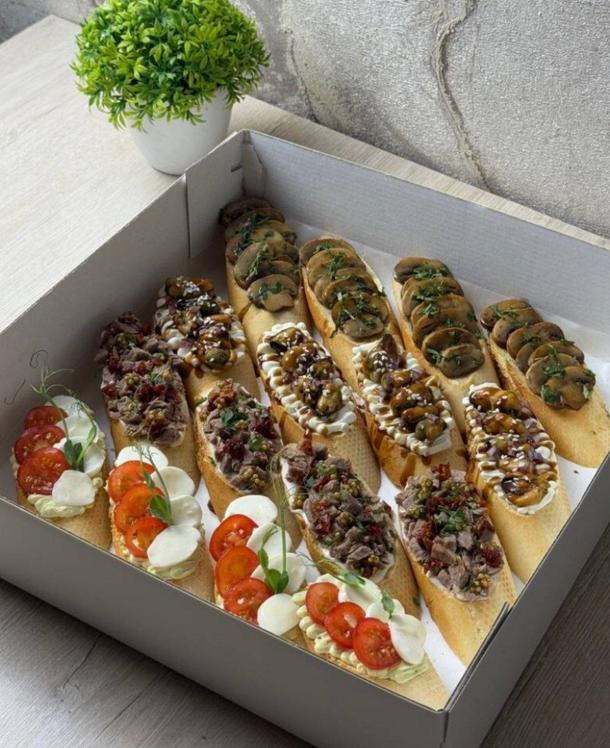 Бокс брускетт 16 шт: 4 вкуса по 4 шт